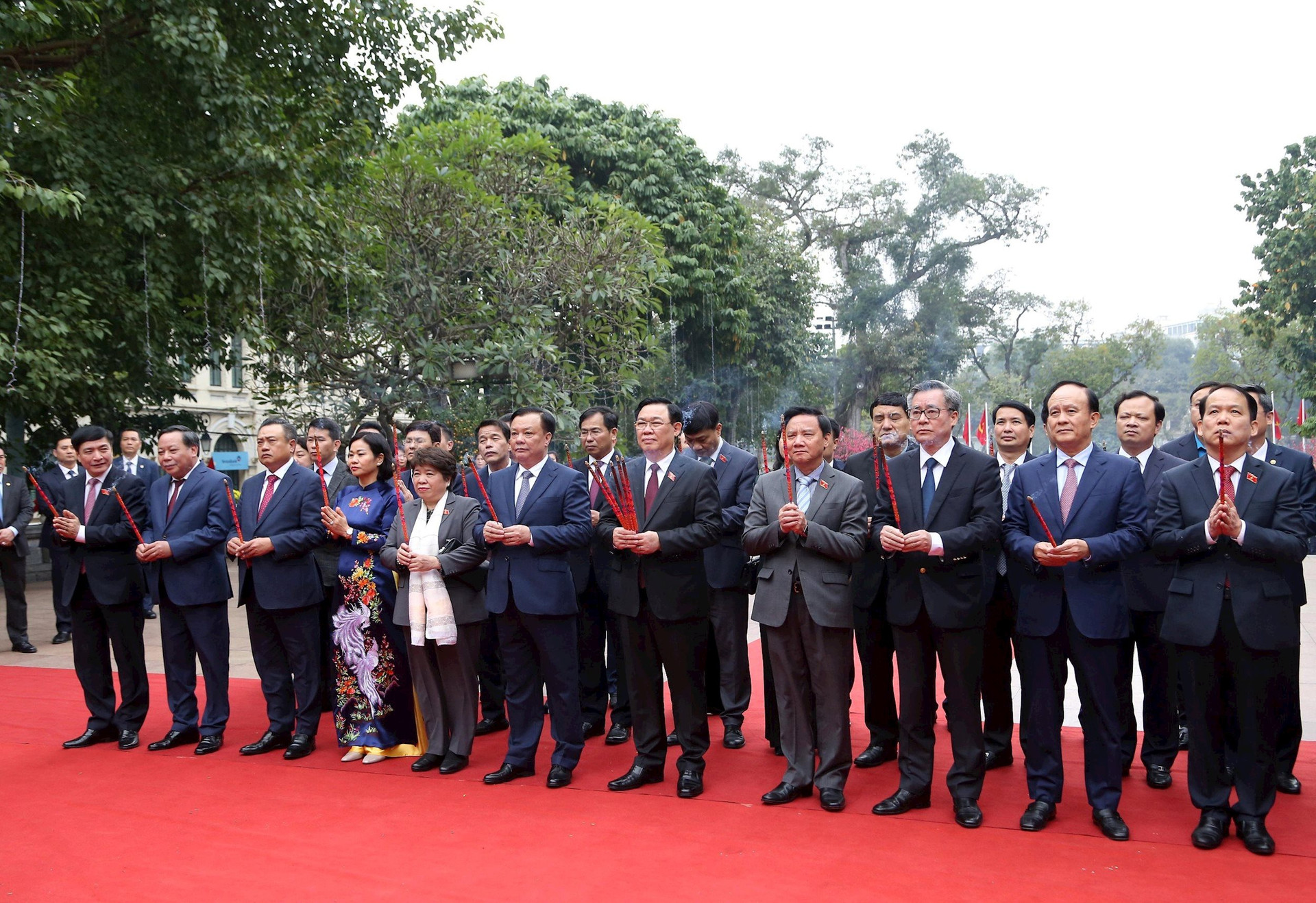 Chủ tịch Quốc hội thăm, chúc Tết Đảng bộ, chính quyền, quân và dân Thủ đô Hà Nội - ảnh 1