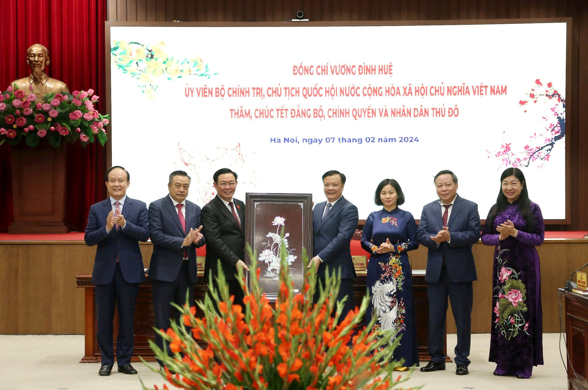 Chủ tịch Quốc hội thăm, chúc Tết Đảng bộ, chính quyền, quân và dân Thủ đô Hà Nội - ảnh 3