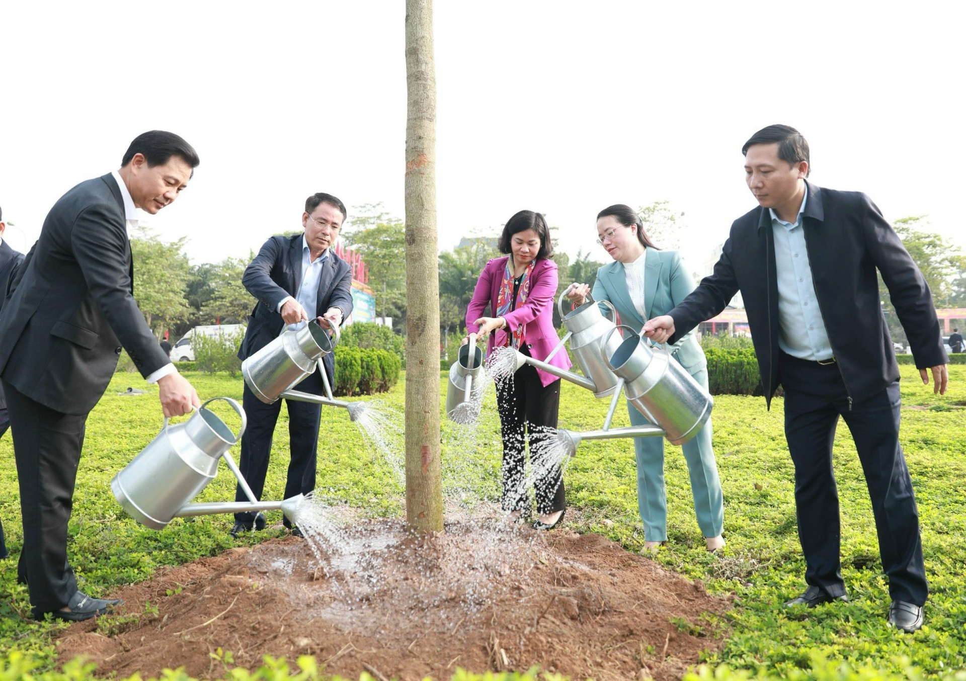 Phó Bí thư Thường trực Thành ủy Hà Nội dự lễ phát động trồng cây tại huyện Mê Linh - ảnh 1
