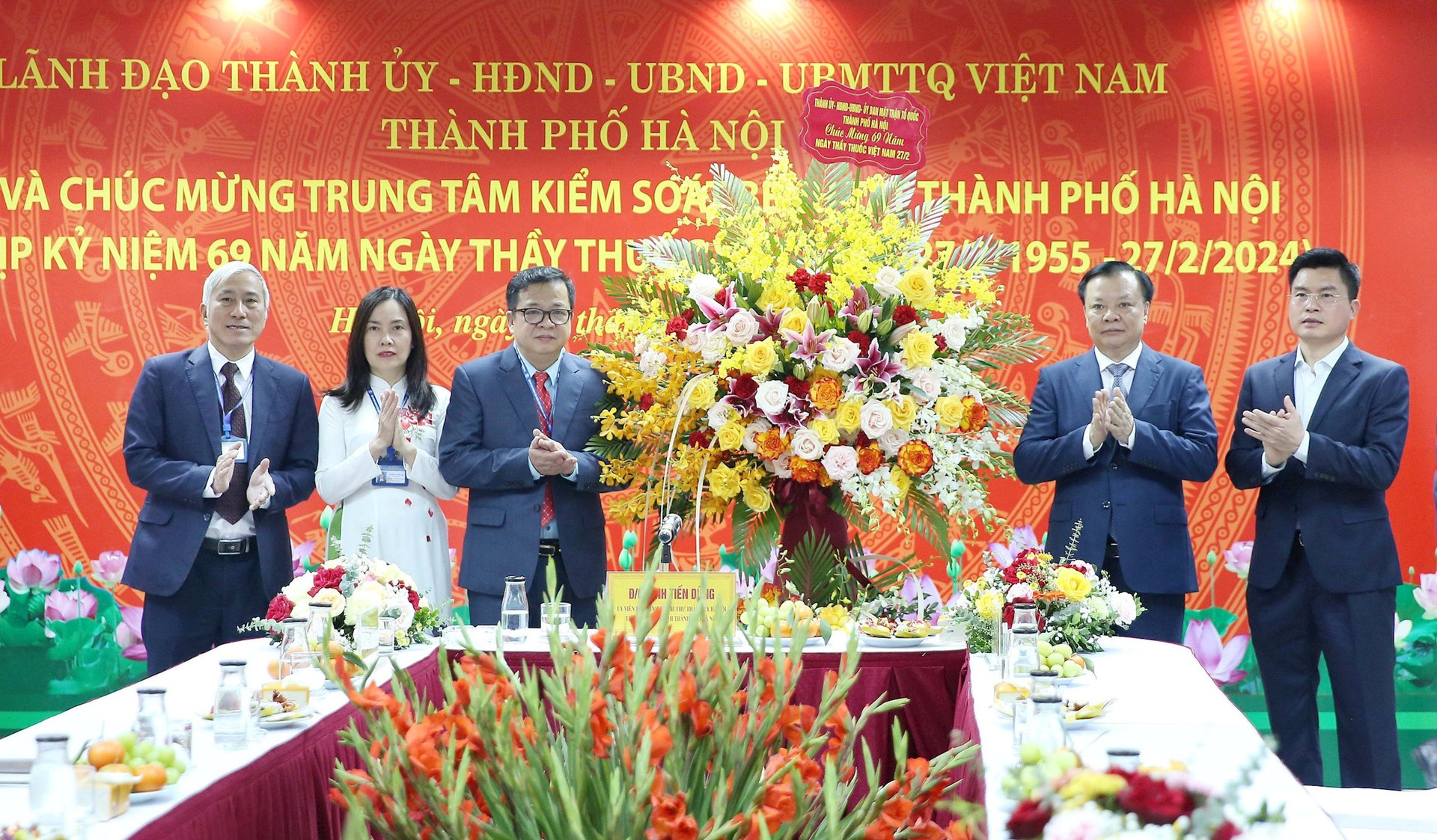 Mỗi người dân đều ghi ơn những người Thầy thuốc không quản khó khăn, gian khổ - ảnh 1