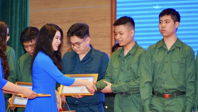 Hà Nội gặp mặt thanh niên tình nguyện lên đường nhập ngũ và quân nhân xuất ngũ tiêu biểu - ảnh 2