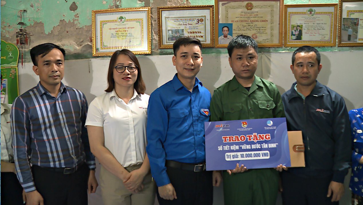 Huyện Đông Anh trao sổ tiết kiệm, động viên các tân binh có hoàn cảnh khó khăn - ảnh 1