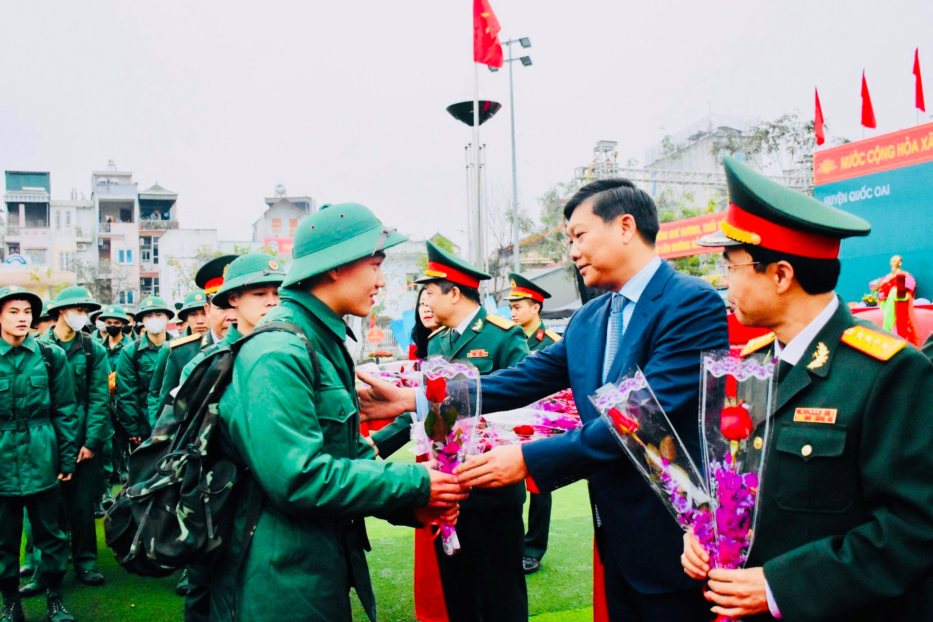 Trưởng Ban Dân vận Thành ủy Hà Nội tặng hoa, động viên các tân binh huyện Quốc Oai trong ngày hội tòng quân - ảnh 1