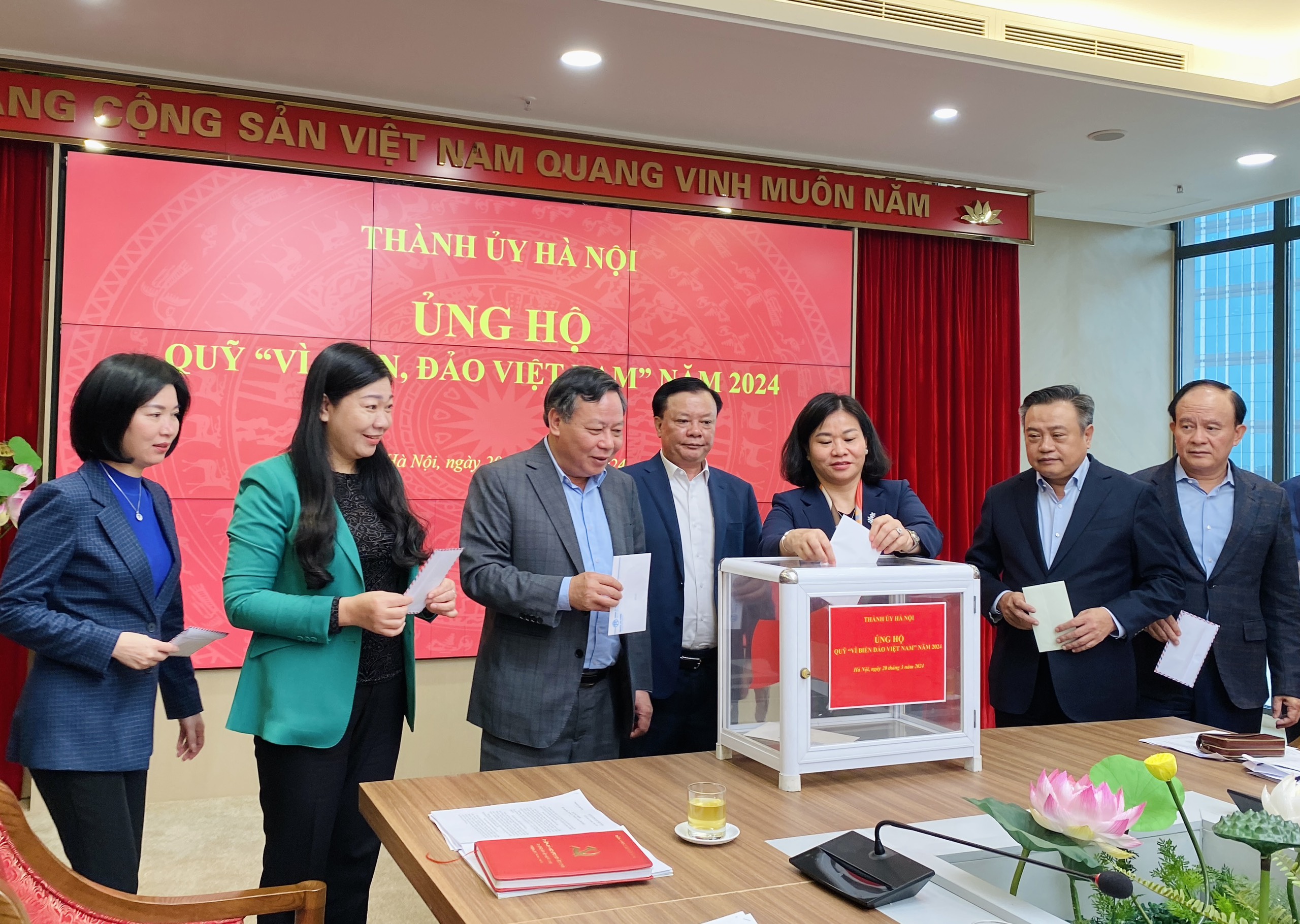 Lãnh đạo Thành ủy Hà Nội ủng hộ Quỹ “Vì biển, đảo Việt Nam” năm 2024 - ảnh 1