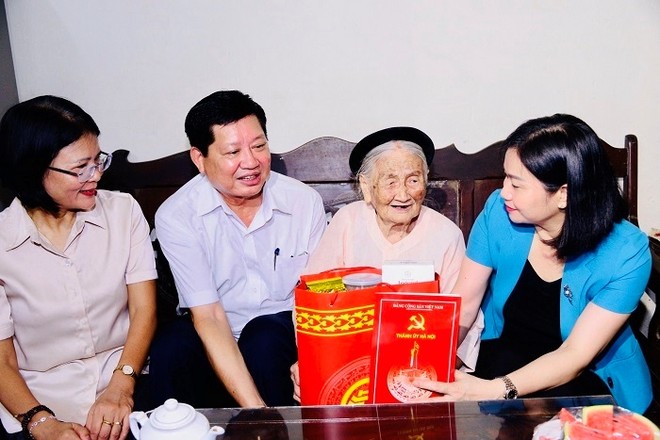 Hà Nội đề xuất 3 phương án mức hỗ trợ đặc thù đối với người có công - ảnh 1