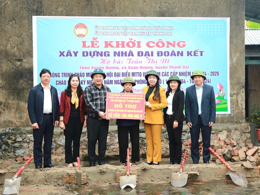 Hà Nội đồng loạt khởi công xây dựng, sửa chữa nhà ở cho hộ nghèo, hộ cận nghèo thuộc 15 huyện, thị xã - ảnh 1