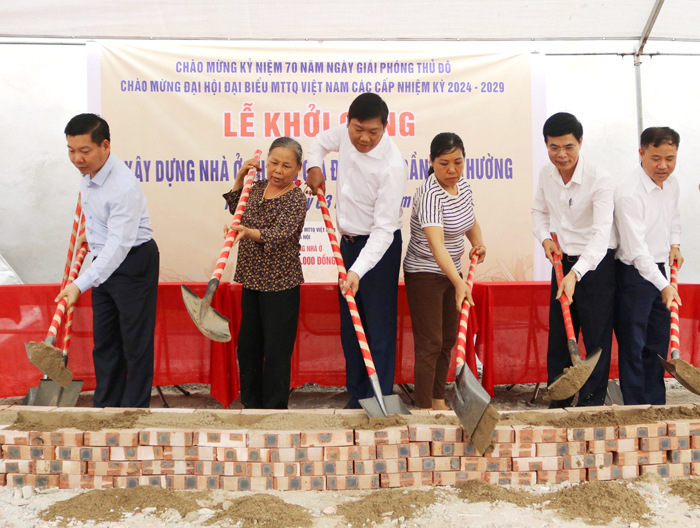 Trao kinh phí hỗ trợ xây dựng và sửa chữa nhà ở cho hộ nghèo, cận nghèo huyện Quốc Oai - ảnh 1