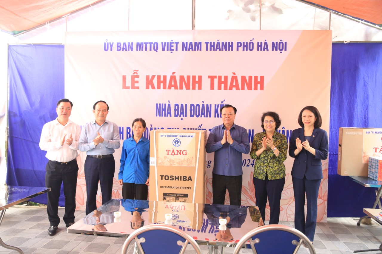 Bí thư Thành ủy Hà Nội dự chương trình trao hỗ trợ và khởi công xây nhà đại đoàn kết tại huyện Ba Vì - ảnh 1