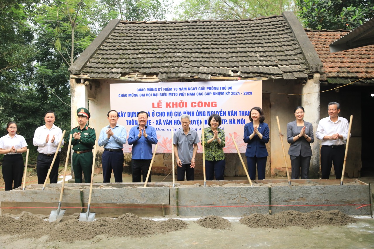 Bí thư Thành ủy Hà Nội dự chương trình trao hỗ trợ và khởi công xây nhà đại đoàn kết tại huyện Ba Vì - ảnh 2
