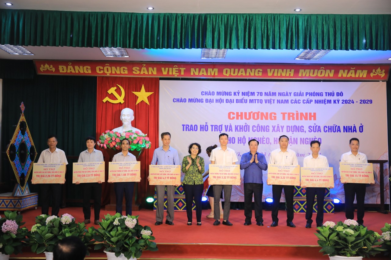 Bí thư Thành ủy Hà Nội dự chương trình trao hỗ trợ và khởi công xây nhà đại đoàn kết tại huyện Ba Vì - ảnh 3