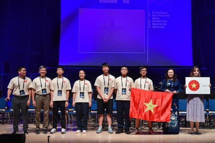 4 học sinh trường THPT chuyên Hà Nội - Amsterdam được Chủ tịch UBND TP tặng Bằng khen - ảnh 1