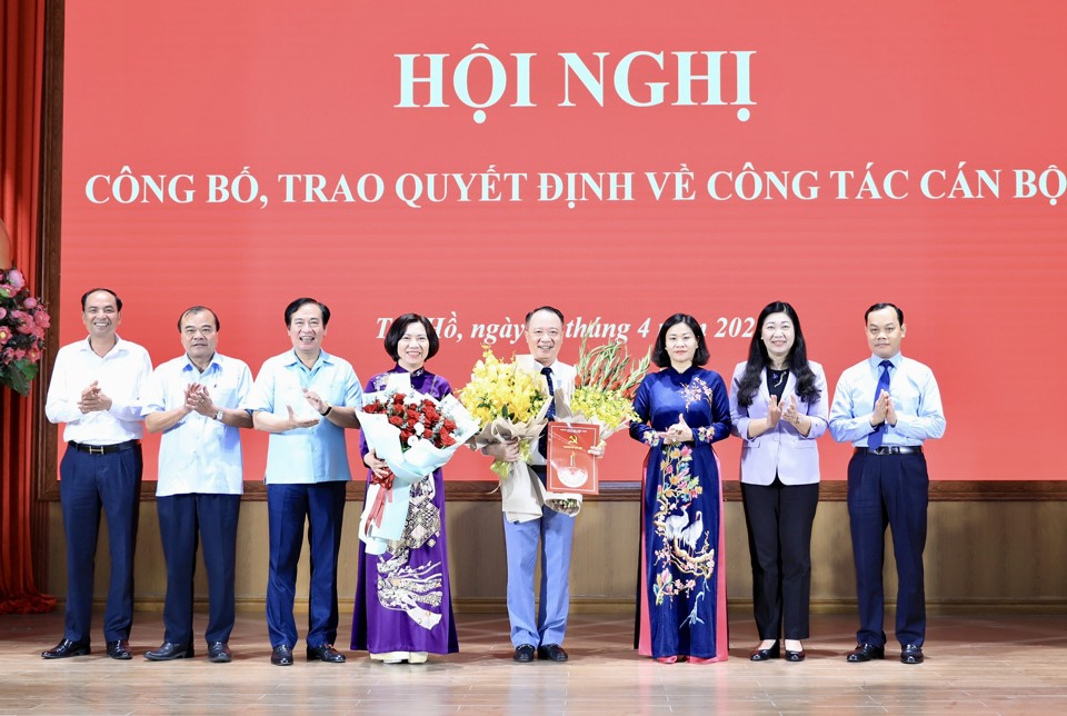 Công bố và trao Quyết định của Ban Thường vụ Thành ủy về công tác cán bộ tại Quận ủy Tây Hồ - ảnh 1