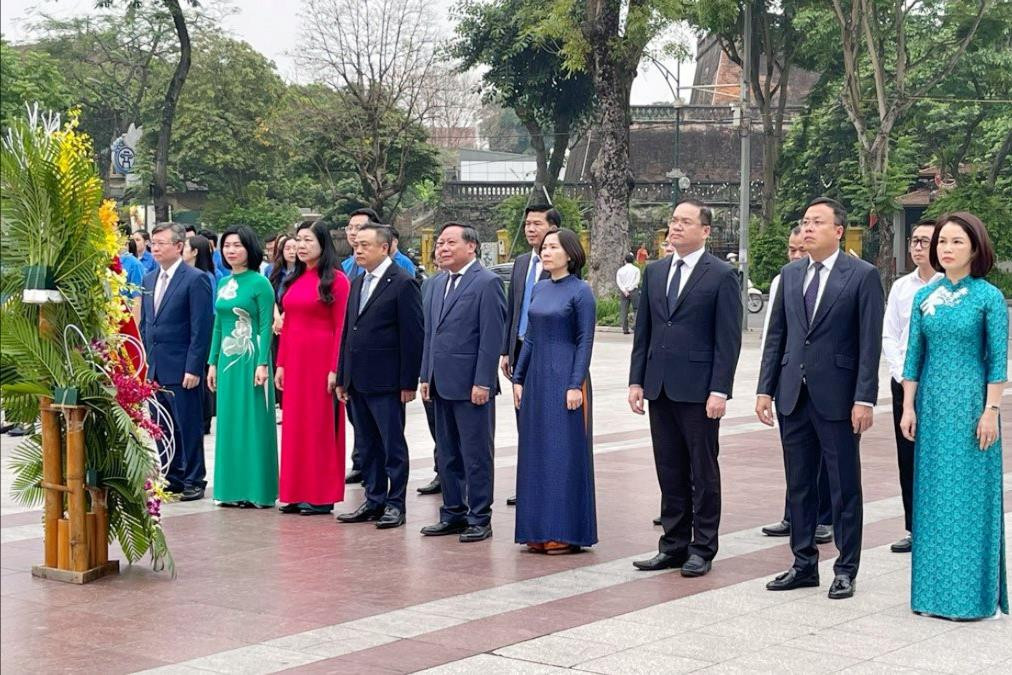 Lãnh đạo thành phố Hà Nội dâng hoa kỷ niệm 154 năm Ngày sinh V.I.Lênin - ảnh 1