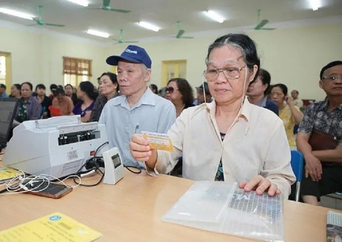 Từ ngày 1/7, Bảo hiểm xã hội Hà Nội đẩy mạnh chi trả lương hưu và các chế độ qua tài khoản - ảnh 1