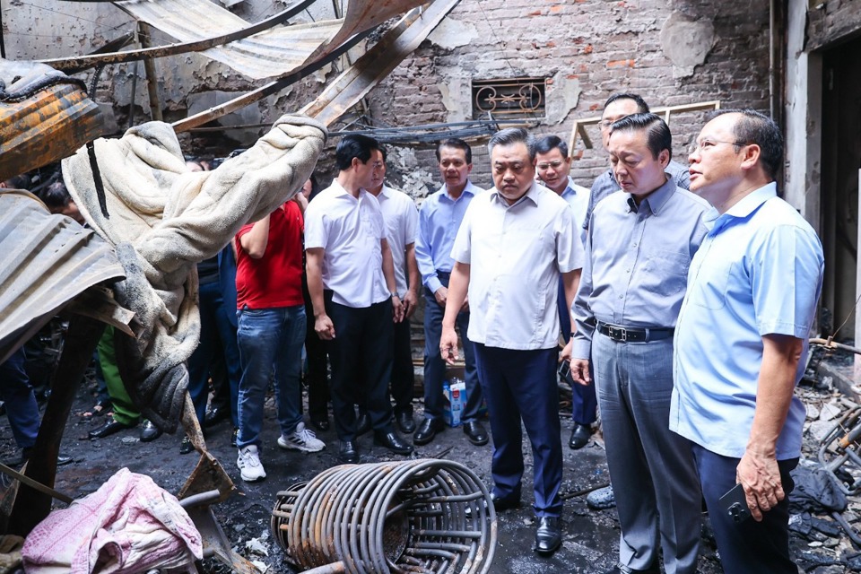 Lãnh đạo Chính phủ và TP Hà Nội trực tiếp kiểm tra, chỉ đạo tại hiện trường vụ cháy tại Cầu Giấy - ảnh 2