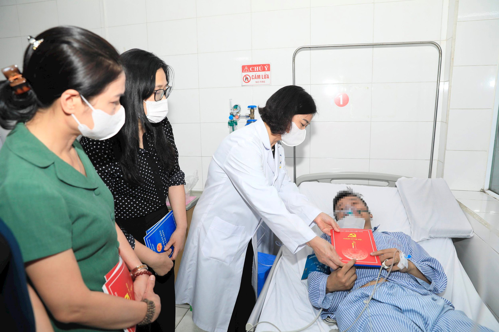 Phó Bí thư Thường trực Thành ủy Hà Nội và lãnh đạo Ủy ban MTTQ Việt Nam thăm hỏi nạn nhân vụ cháy tại Trung Kính - ảnh 1