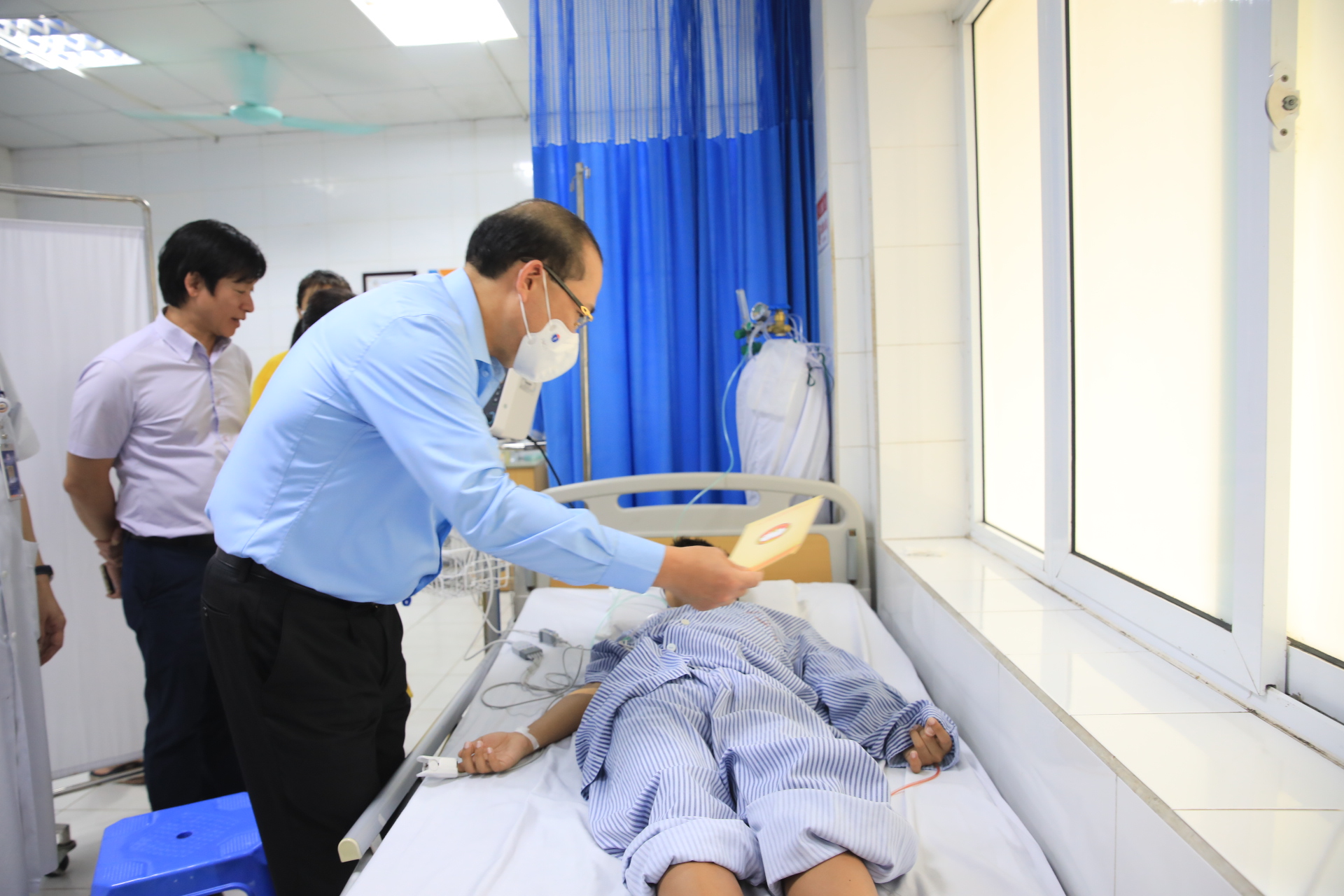 Phó Bí thư Thường trực Thành ủy Hà Nội và lãnh đạo Ủy ban MTTQ Việt Nam thăm hỏi nạn nhân vụ cháy tại Trung Kính - ảnh 2