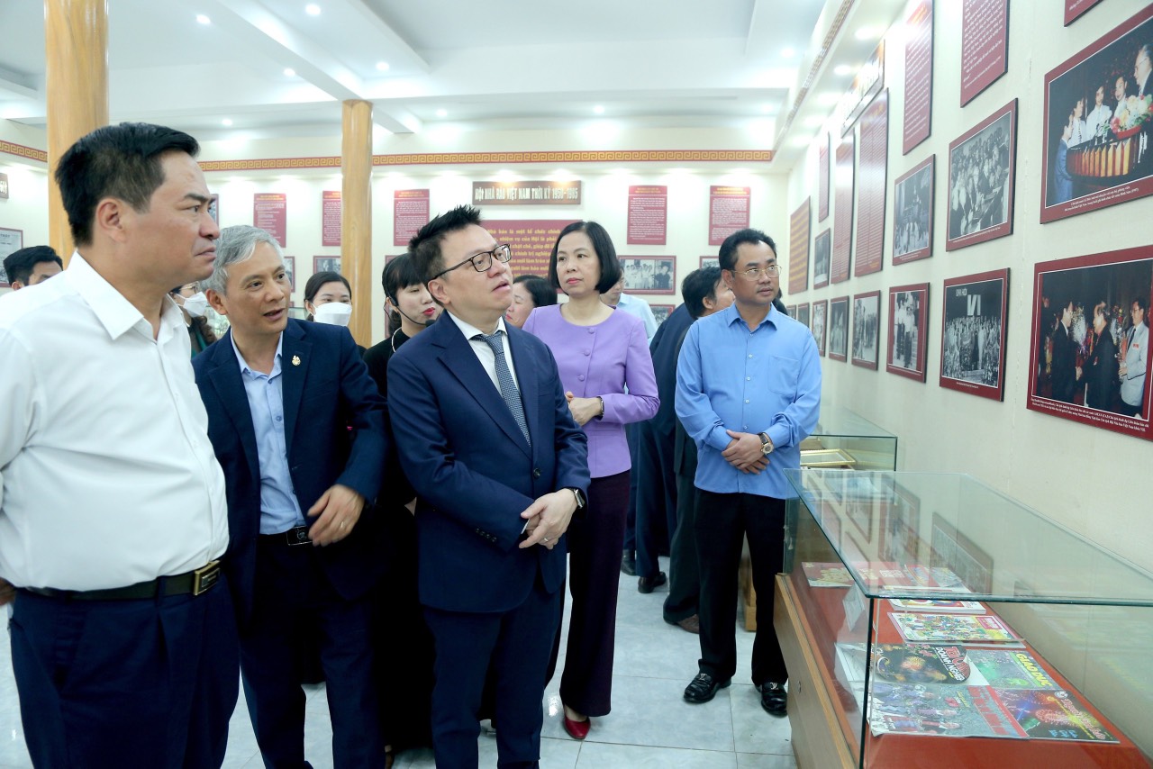 Các cơ quan báo chí Hà Nội tham gia chương trình “về nguồn” thăm nơi ra đời Hội Nhà báo Việt Nam - ảnh 1