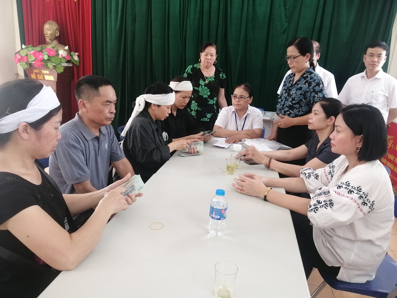 Lãnh đạo Thành phố và Ủy ban MTTQ Việt Nam Thành phố thăm, động viên nạn nhân vụ cháy ở phường Định Công - ảnh 2