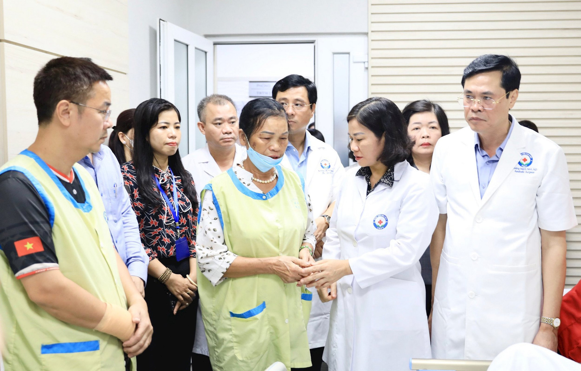 Lãnh đạo Thành phố và Ủy ban MTTQ Việt Nam Thành phố thăm, động viên nạn nhân vụ cháy ở phường Định Công - ảnh 1