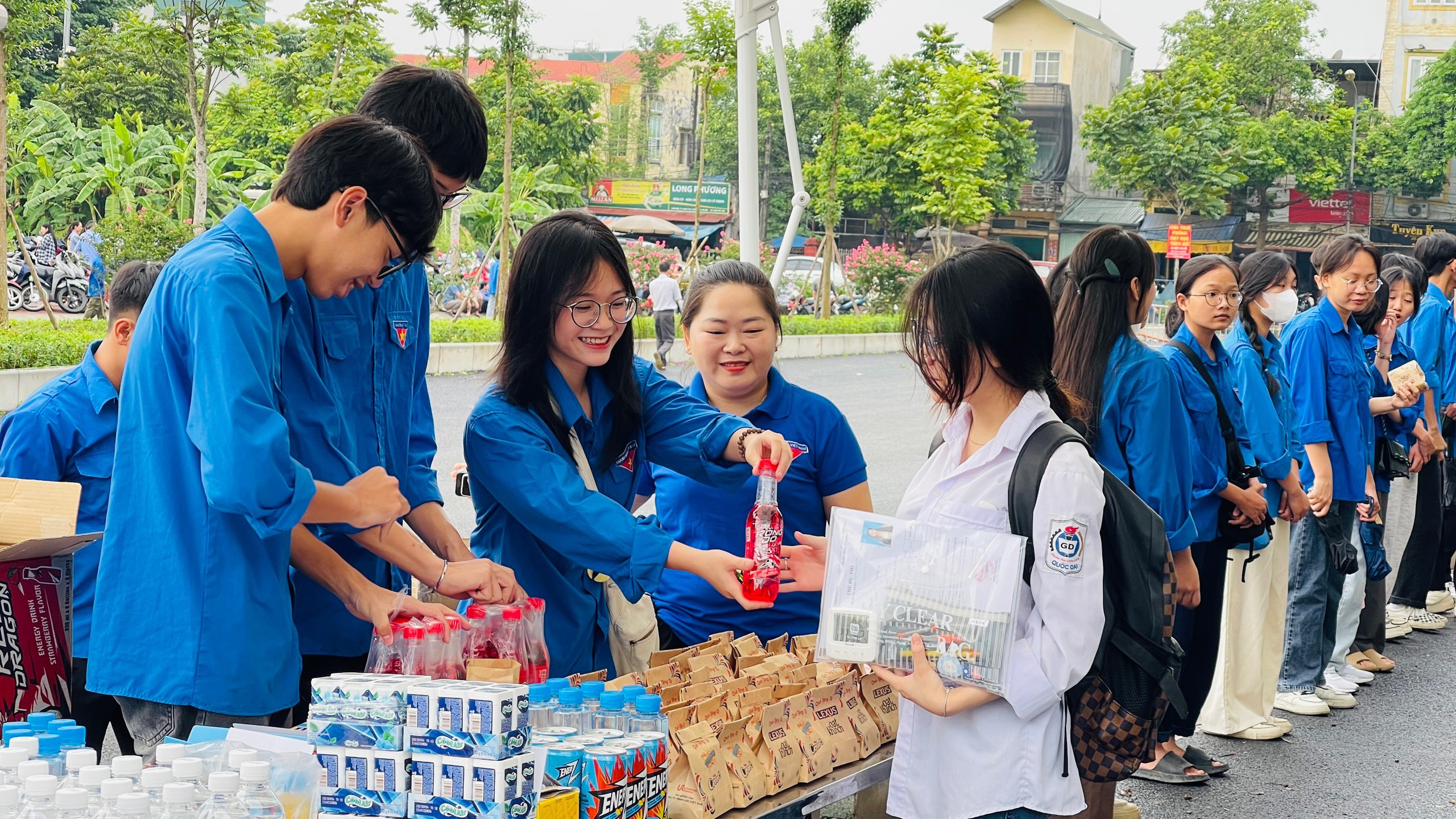 Huy động xã hội hóa hơn 5 tỷ đồng để tiếp sức mùa thi lần 2 - ảnh 6