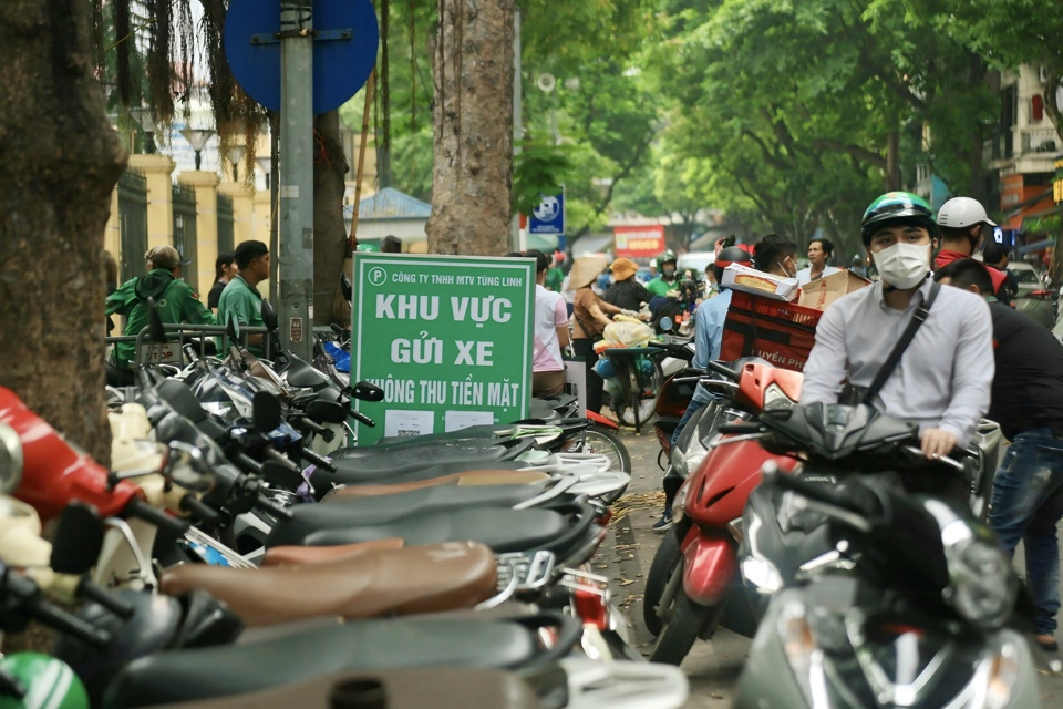 Hà Nội tổ chức triển khai thí điểm việc thu phí đỗ xe không dùng tiền mặt - ảnh 1