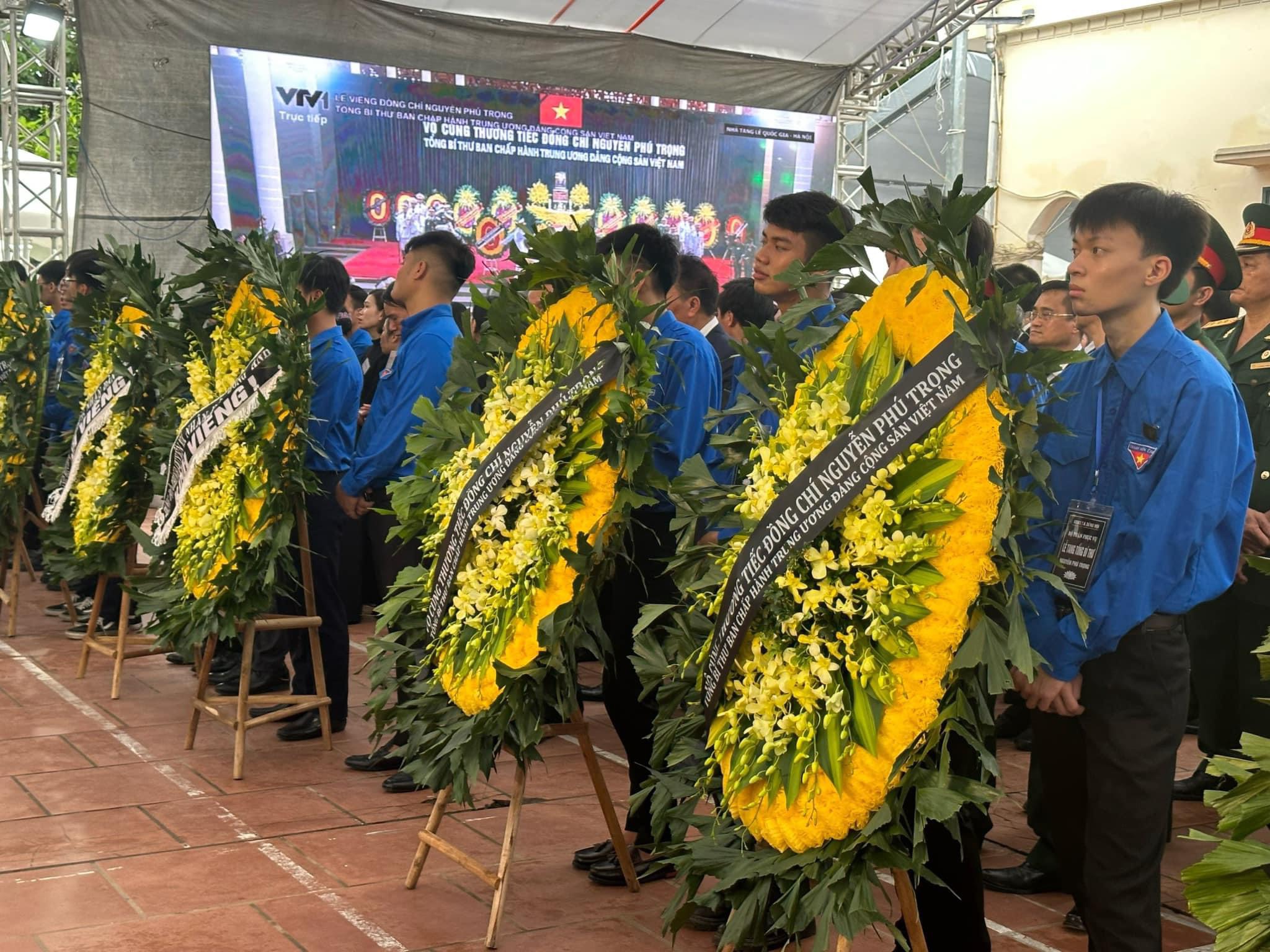 Người dân kính cẩn chờ viếng Tổng Bí thư Nguyễn Phú Trọng tại quê nhà Đông Anh - ảnh 2