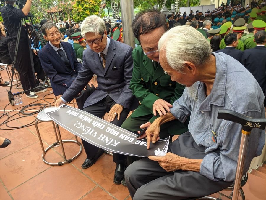 Người dân kính cẩn chờ viếng Tổng Bí thư Nguyễn Phú Trọng tại quê nhà Đông Anh - ảnh 3