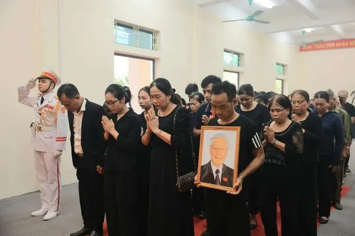 Hàng nghìn người tiếp nối nhau thắp nén tâm nhang tiếc thương Tổng Bí thư Nguyễn Phú Trọng trong ngày Quốc tang thứ 2 - ảnh 4