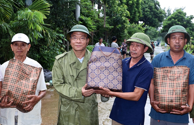 Phó Thủ tướng Lê Thành Long thăm người dân vùng “rốn lũ” của Hà Nội - ảnh 2