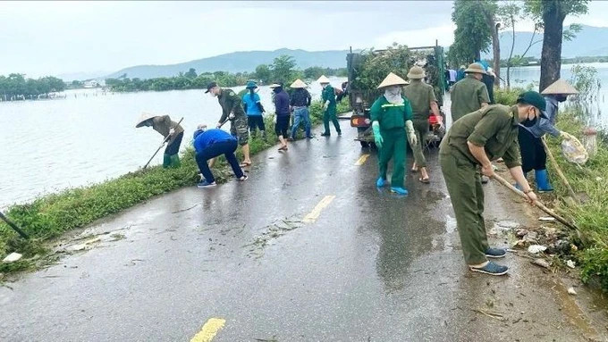 Vùng “rốn lũ” Hà Nội: Nước rút tới đâu, tổng vệ sinh môi trường ngay tới đó - ảnh 1