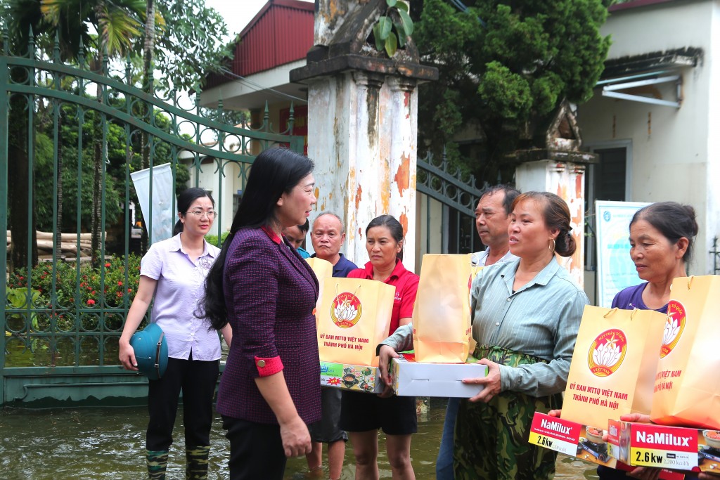 Hà Nội: Nhiều cơ quan, đơn vị thăm hỏi, tặng quà người dân bị lũ cô lập - ảnh 1