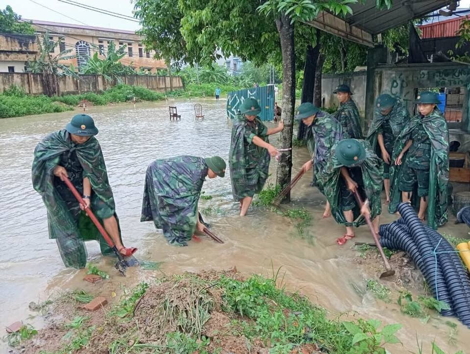 Huyện Thạch Thất: Tổng diện tích còn bị ngập sâu là 21,4ha - ảnh 1