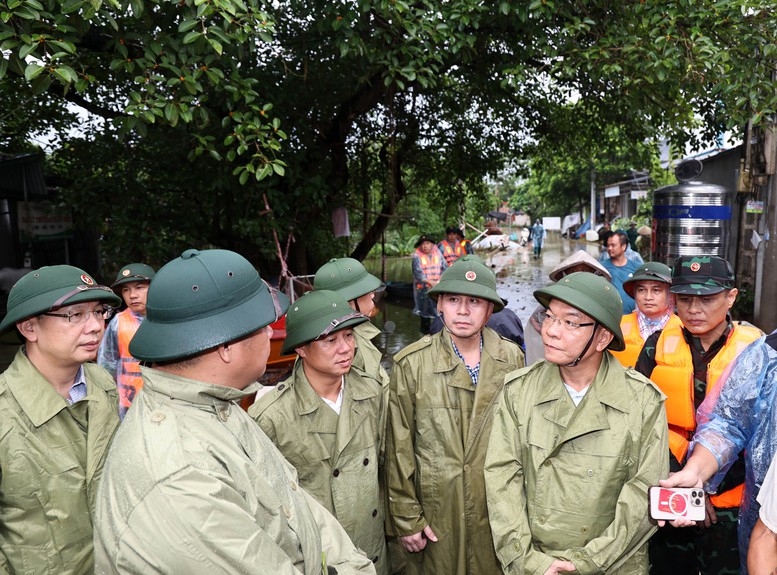Phó Thủ tướng Lê Thành Long thăm người dân vùng “rốn lũ” của Hà Nội - ảnh 1