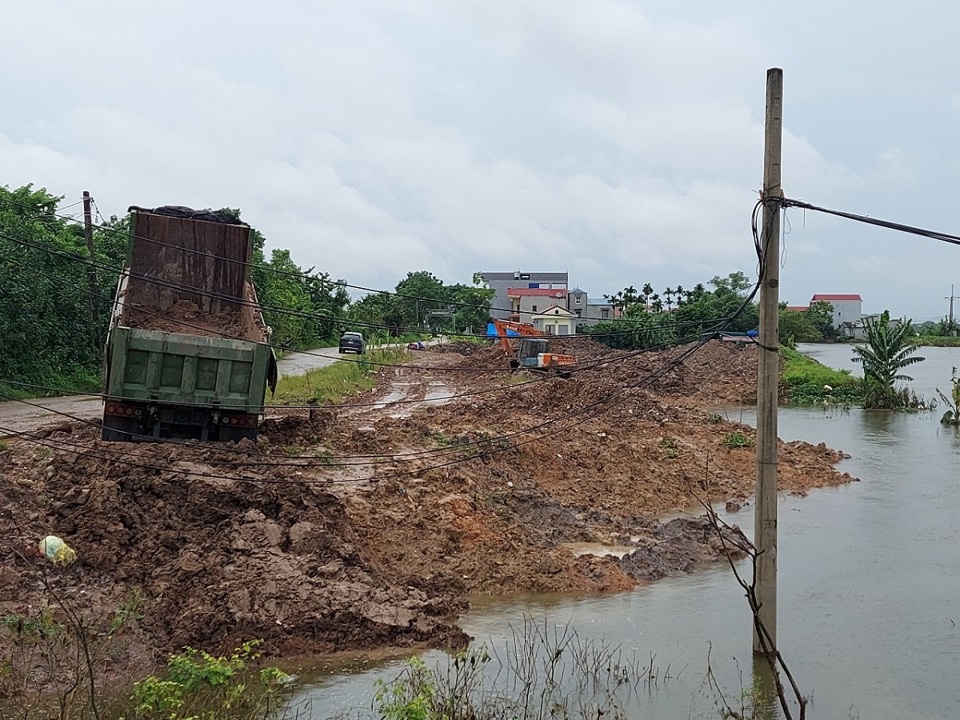 Vùng “rốn lũ” Hà Nội: Nước rút tới đâu, tổng vệ sinh môi trường ngay tới đó - ảnh 2