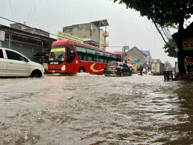 Hà Nội mưa cả ngày, nhiều tuyến phố ngập sâu  - ảnh 2