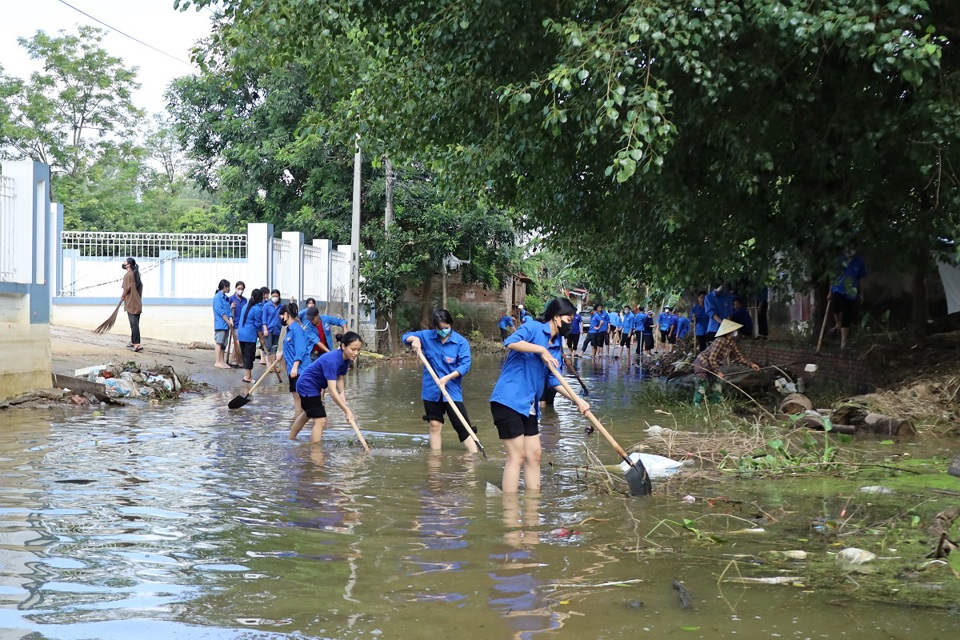 Đoàn Thanh niên huyện Chương Mỹ giúp người dân xã Nam Phương Tiến dọn dẹp, vệ sinh môi trường.