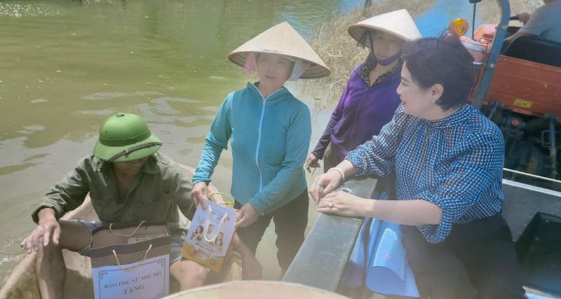 ​ Báo Phụ nữ Thủ đô chia sẻ khó khăn với nhân dân vùng “rốn lũ” huyện Chương Mỹ - ảnh 5