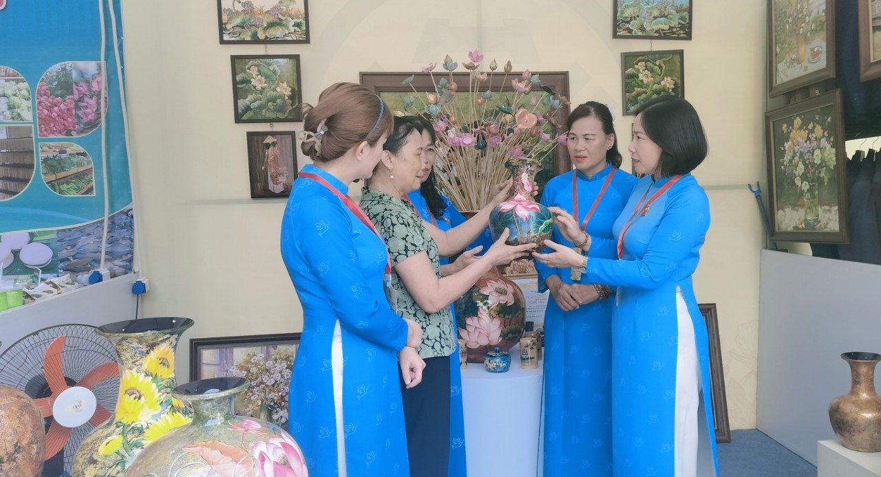 Đại hội Đại biểu MTTQ Việt Nam thành phố Hà Nội lần thứ XVIII khai mạc triển lãm ảnh “Dấu ấn nhiệm kỳ” - ảnh 4