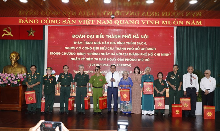 Lãnh đạo TP Hà Nội thăm, tặng quà các gia đình chính sách, người có công tiêu biểu của TP Hồ Chí Minh - ảnh 2