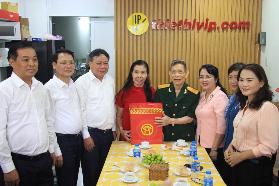  Đoàn đại biểu TP Hà Nội thăm các chiến sĩ lão thành tham gia giải phóng Thủ đô - ảnh 2