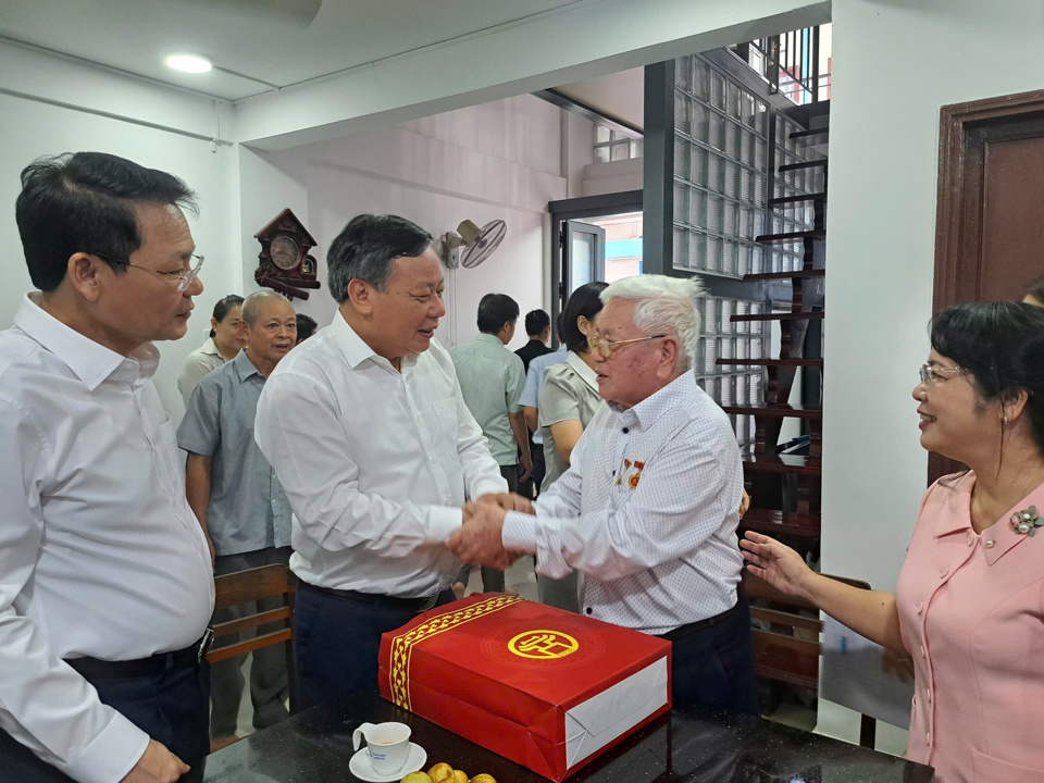  Đoàn đại biểu TP Hà Nội thăm các chiến sĩ lão thành tham gia giải phóng Thủ đô - ảnh 1