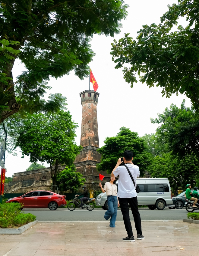 Hà Nội ngập tràn sắc đỏ ngày Tết Độc lập - ảnh 1