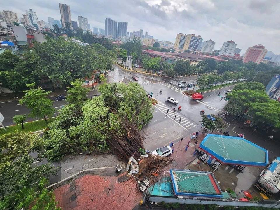 Chủ tịch UBND TP Hà Nội khuyến cáo người dân không ra khỏi nhà, tránh rủi ro do bão - ảnh 1