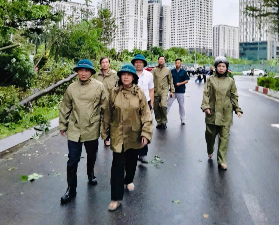Bí thư Thành ủy Hà Nội Bùi Thị Minh Hoài kiểm tra và chỉ đạo khắc phục hậu quả bão số 3 - ảnh 2