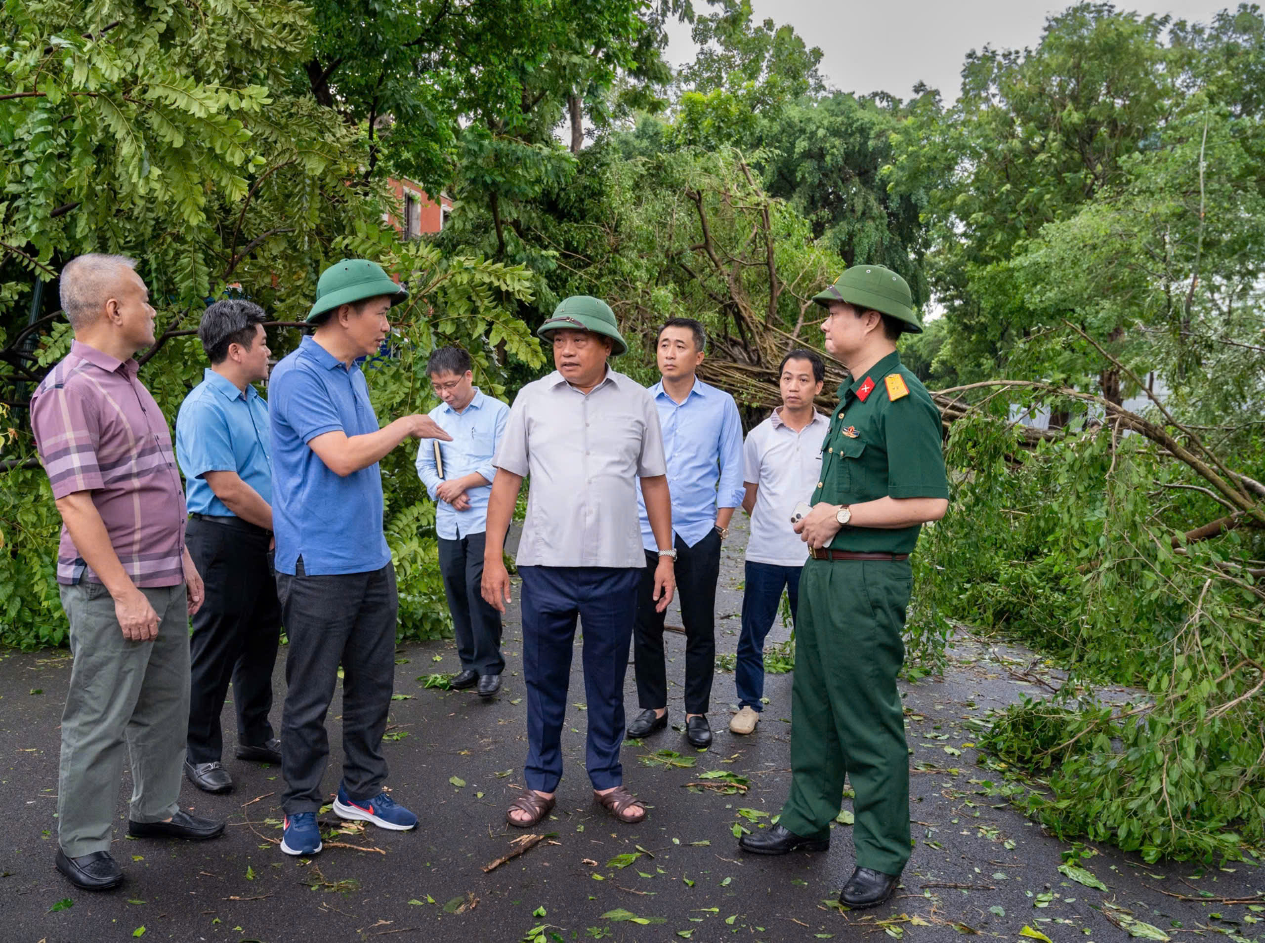 Chủ tịch UBND TP Hà Nội Trần Sỹ Thanh thị sát và kiểm tra công tác khắc phục hậu quả sau bão số 3 - ảnh 3