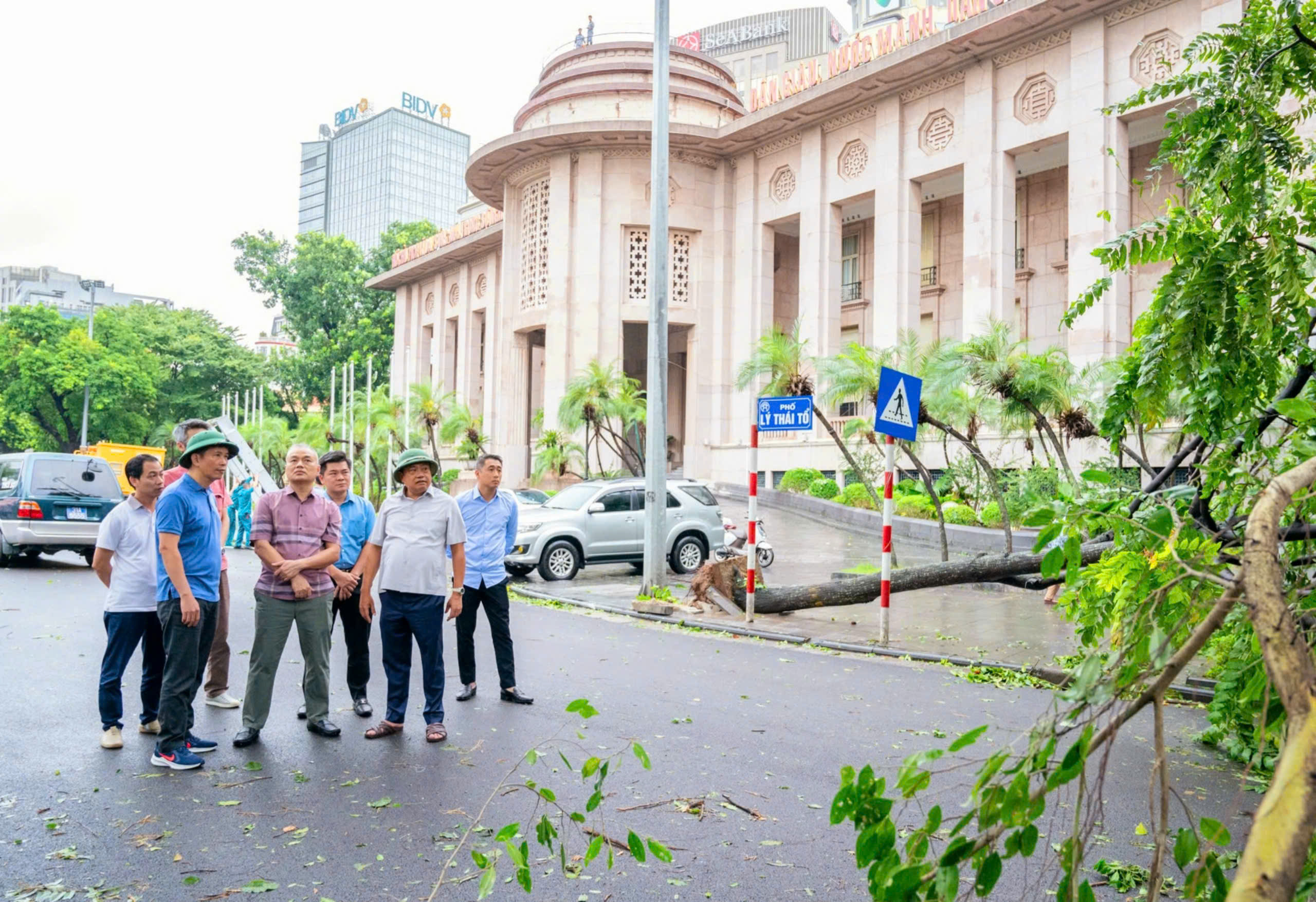 Chủ tịch UBND TP Hà Nội Trần Sỹ Thanh thị sát và kiểm tra công tác khắc phục hậu quả sau bão số 3 - ảnh 1