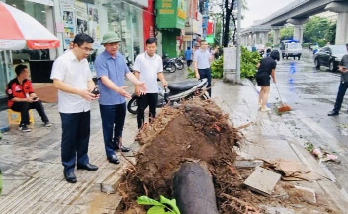 Phó Chủ tịch UBND TP Hà Minh Hải chỉ đạo các địa phương khắc phục, xử lý các thiệt hại sau bão số 3 - ảnh 1