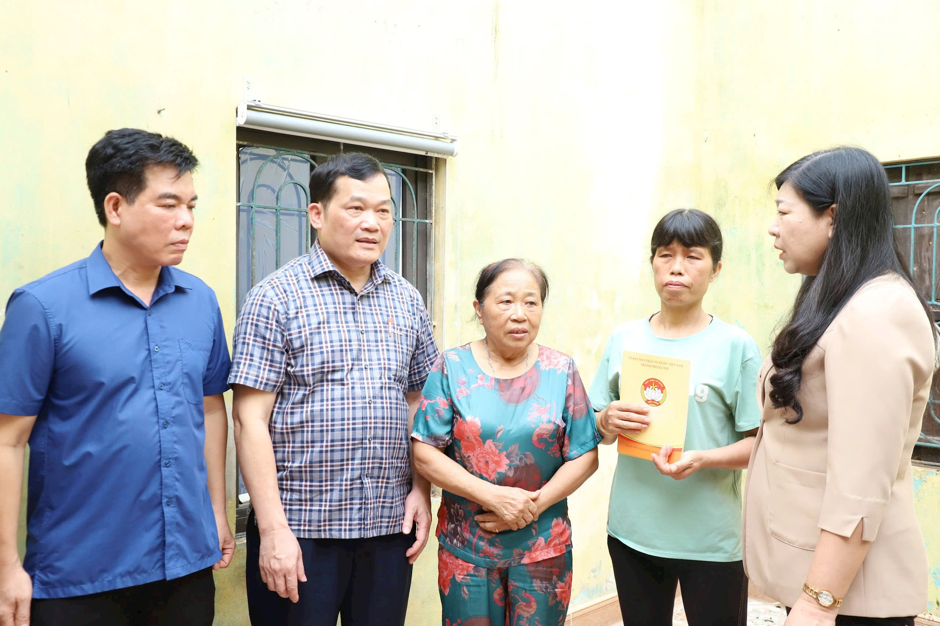 Lãnh đạo Ủy ban MTTQ Việt Nam TP Hà Nội thăm, động viên người dân bị ảnh hưởng bởi bão số 3 - ảnh 1