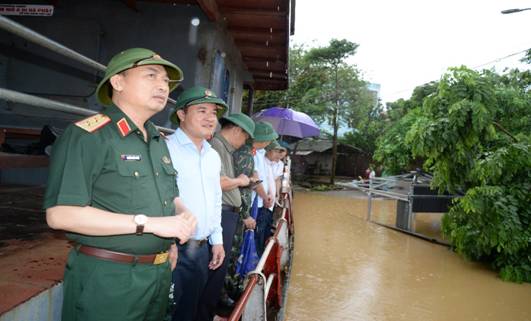 Trung tướng Nguyễn Quốc Duyệt kiểm tra công tác ứng phó với mưa lũ tại huyện Ba Vì - ảnh 1